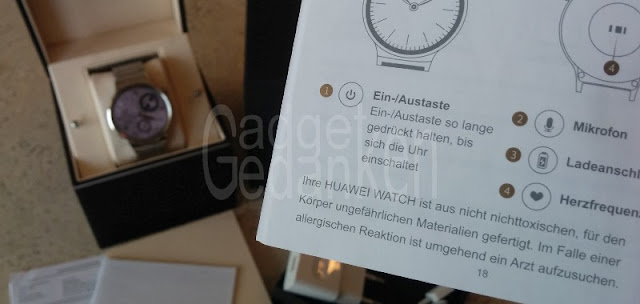 Lustig: Die Huawei Watch ist aus nicht nichttoxischen Materialien gefertigt. Man beachte die doppelte Verneinung